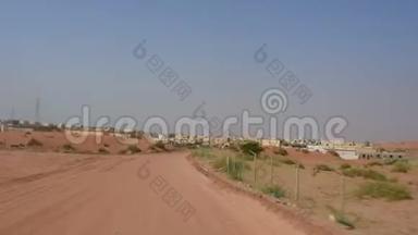 驾驶汽车在中东沙漠阿联酋附近的骆驼农场。 <strong>快</strong>镜头<strong>剪辑</strong>，<strong>快</strong>f